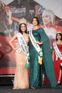 A amazonense Marjorie Honda de Moraes, Miss Nikkey Brasil 2019, entrega a coroa para a baiana Keiko Takaoka Sode Cavalcante