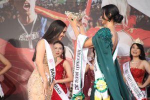 A amazonense Marjorie Honda de Moraes, Miss Nikkey Brasil 2019, entrega a coroa para a baiana Keiko Takaoka Sode Cavalcante