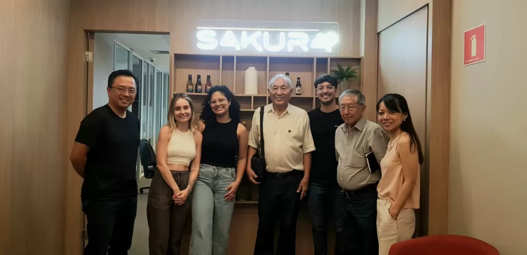 O CEO da Sakura Alimentos, Roberto Otake (á esq), ao lado da equipe de Marketing da companhia, e o presidente da Comissão Organizadora, José Taniguti (de camisa branca) e Minoru Nishiyama (camisa cinza)