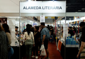 Autores e quadrinistas na Alameda Literária do Festival do Japão em São Paulo